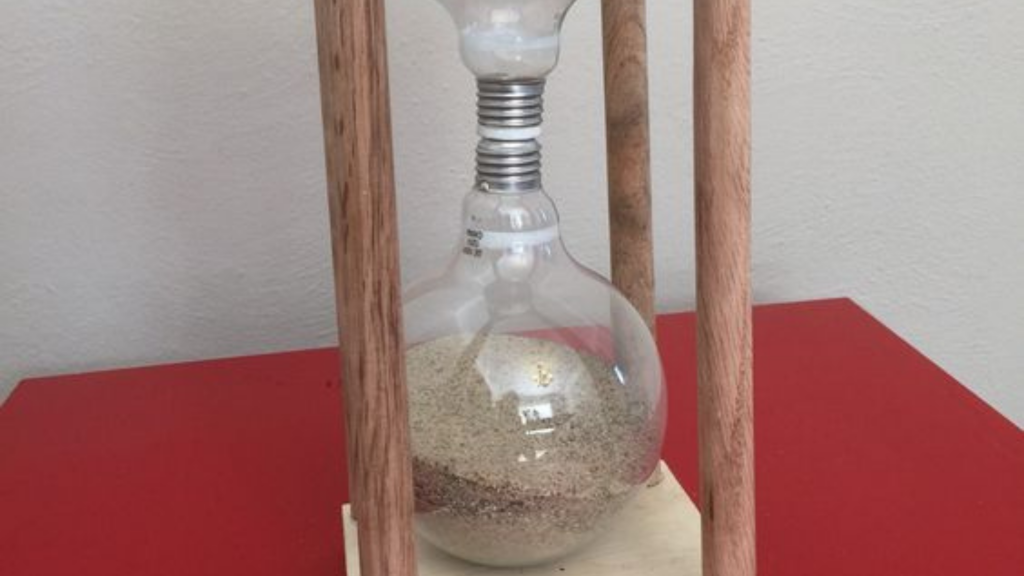 Reloj de arena hecho con bombillas DIY